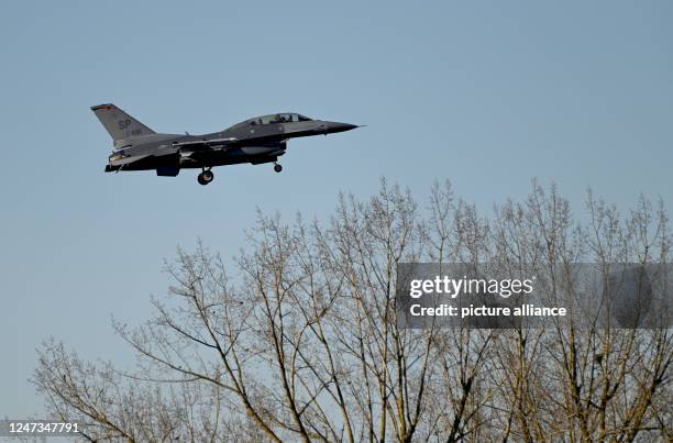 Falcon Landing Photos And Premium High Res Pictures Getty Images falcon-landing-photos-and-premium-high-res-pictures-getty-images