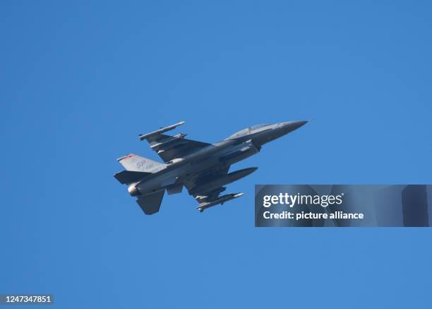 827 Falcon Landing Stock Photos High Res Pictures And Images Getty 827-falcon-landing-stock-photos-high-res-pictures-and-images-getty