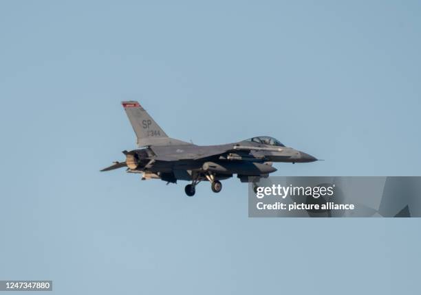 814 Falcon Landing Stock Photos High Res Pictures And Images Getty 814-falcon-landing-stock-photos-high-res-pictures-and-images-getty