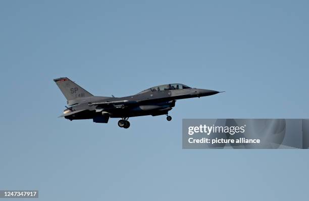 818 Falcon Landing Stock Photos High Res Pictures And Images Getty 818-falcon-landing-stock-photos-high-res-pictures-and-images-getty