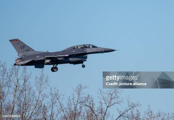 February 2023, Rhineland-Palatinate, Spangdahlem: An F-16 Fighting Falcon two-seater fighter aircraft extended its landing gear to land at U.S....