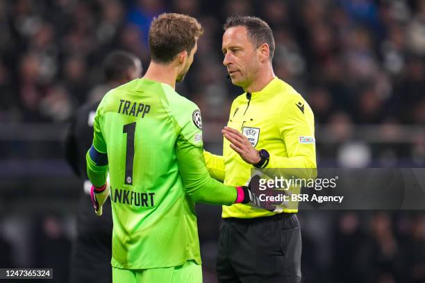 Kevin Trapp of Eintracht Frankfurt discusses with referee Artur Soares Dias during the UEFA Champions League Round of 16 Leg One match between...
