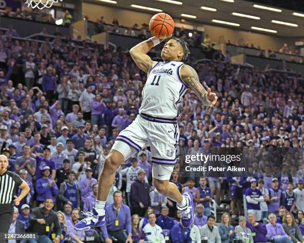 Keyontae Johnson of the Kansas State Wildcats drives to the basket for a dunk during the second half of the game against the Baylor Bears at Bramlage...