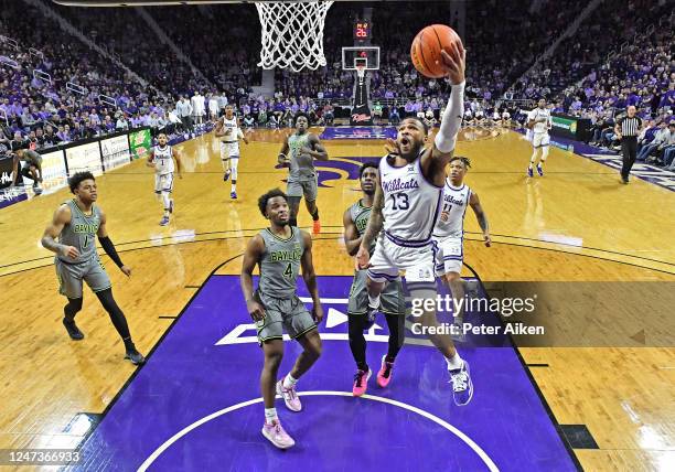 Desi Sills of the Kansas State Wildcats drives to the basket against LJ Cryer of the Baylor Bears during the first half of the game at Bramlage...