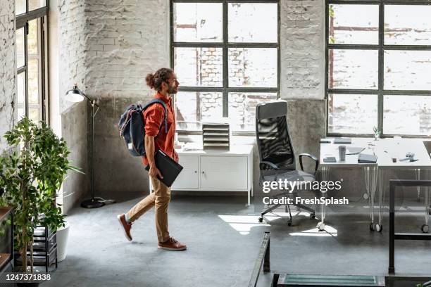 zakenman die het bureau ingaat - betreden stockfoto's en -beelden