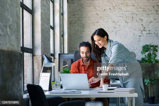 jovem empresária e empresária trabalhando juntas no escritório - show business - fotografias e filmes do acervo