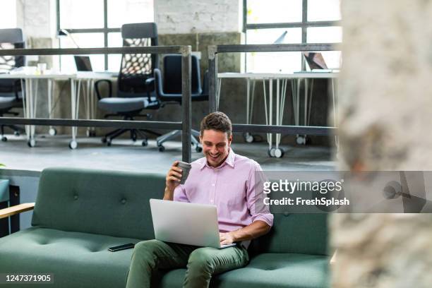 gelukkige moderne zakenman die zijn laptoppc bekijkt - leisure work coffee happy stockfoto's en -beelden