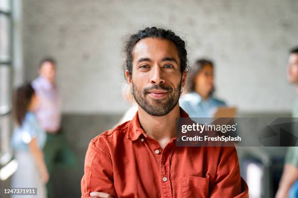 ritratto di giovane uomo d'affari casual con camicia rossa - red shirt foto e immagini stock