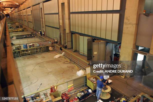 Photo prise le 17 novembre 2006 d'employés de l'intérieur de l'usine marémotrice de la Rance. Sans équivalent dans le monde, l'usine marémotrice de...