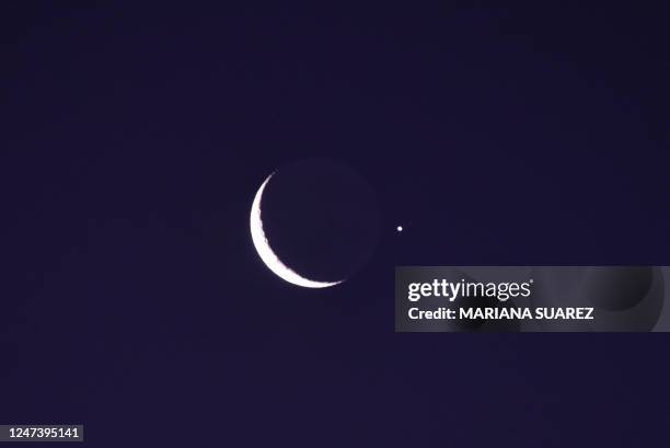 Picture of the waxing crescent moon in conjunction with planet Jupiter, seen from Montevideo after sunset on February 22, 2023.