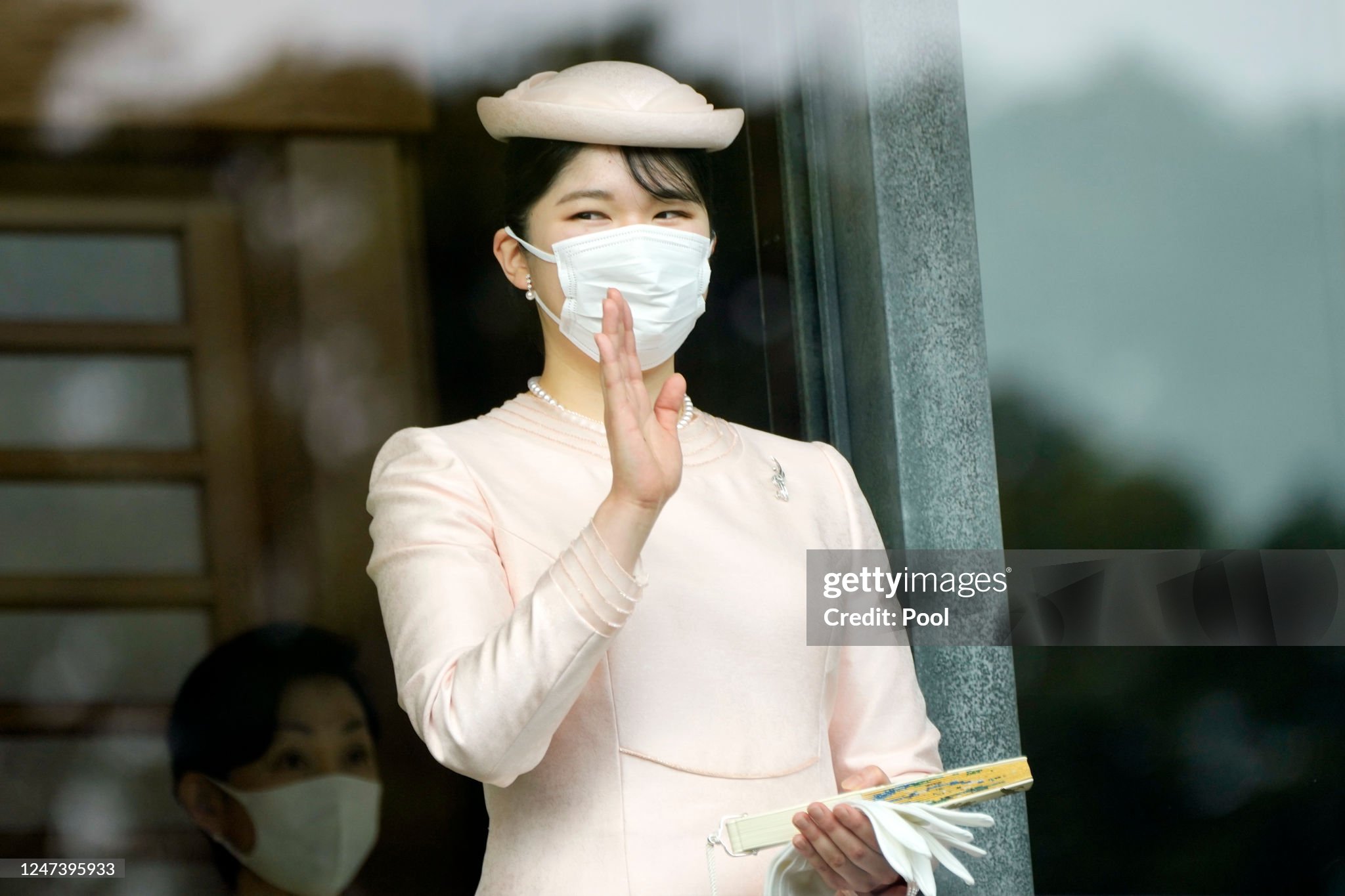 princess-aiko-japans-emperor-naruhito-greets-well-wishers-as-she-appears-on-the-balcony-of-the.jpg
