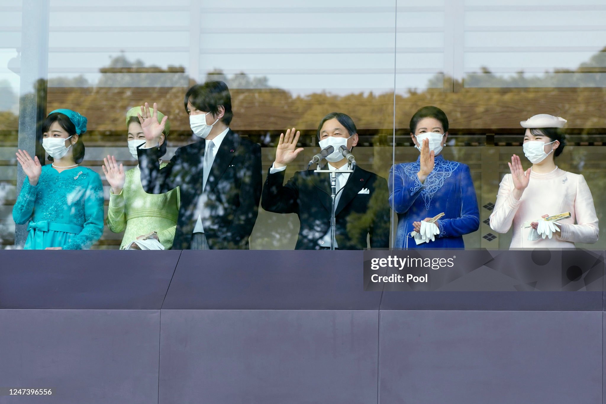 japans-emperor-naruhito-with-empress-masako-their-daughter-princess-aiko-crown-prince-akishino.jpg