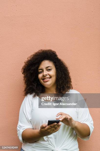 portret van een jonge vrouw bij de zalmmuur - fat woman funny stockfoto's en -beelden