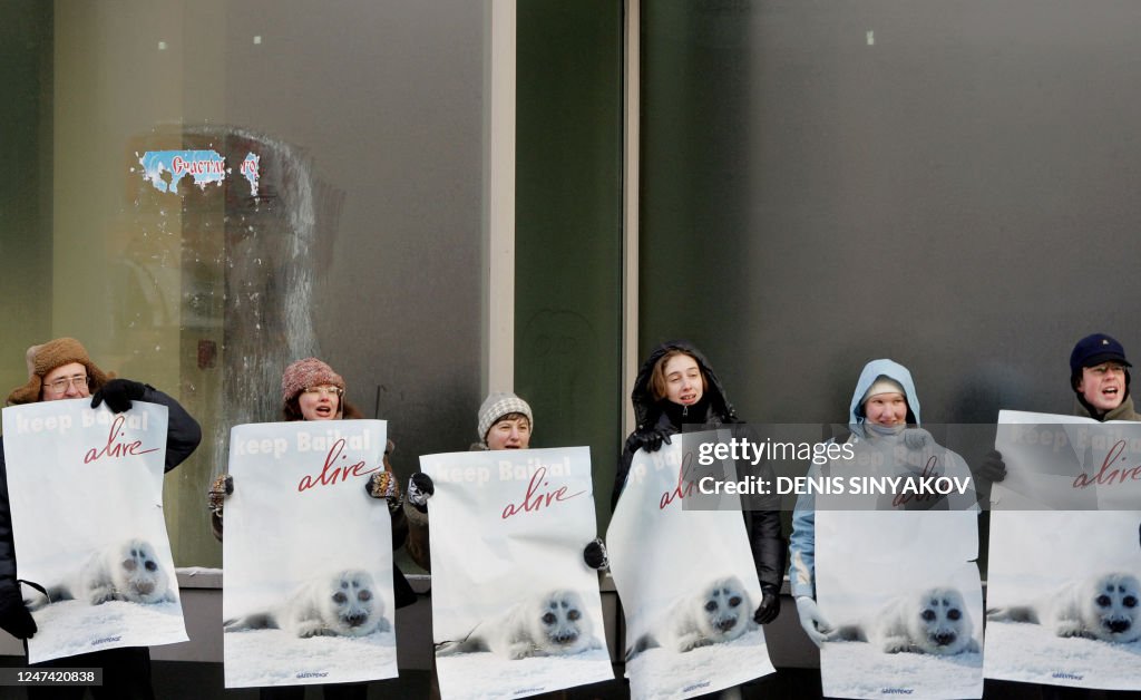 TOPSHOT-RUSSIA-GREENPEACE-BAIKAL-PROTEST