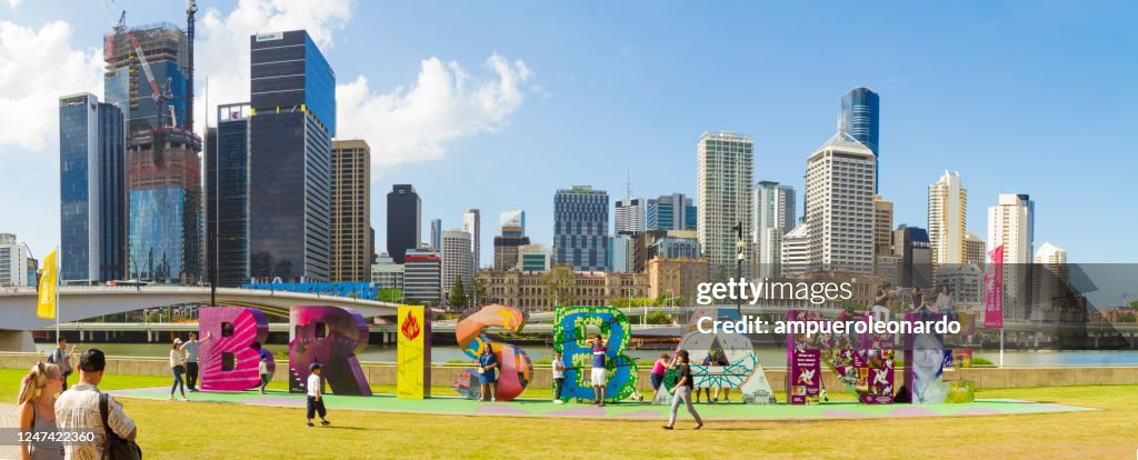 Skyline von Brisbane mit dem G20 Brisbane-Schild bei South Bank, Queensland, Australien