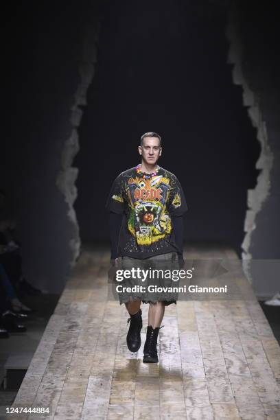 Jeremy Scott on the runway at Moschino Fall 2023 Ready To Wear Runway Show on February 23, 2023 at Officina Ventura in Milan, Italy.