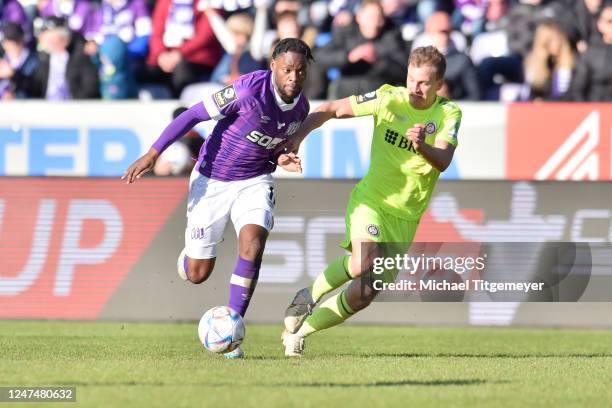 Ba-Muaka Simakala of Osnabrueck and Emanuel Taffertshofer of Wiesbaden battle for the ball during the 3. Liga match between VfL Osnabrück and SV...