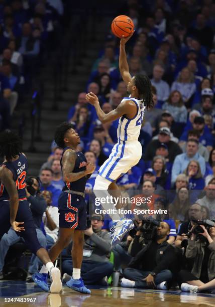 Kentucky Wildcats guard Cason Wallace shoots over Auburn Tigers guard Wendell Green Jr. In a game between the Auburn Tigers and the Kentucky Wildcats...