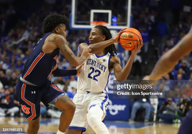 Kentucky Wildcats guard Cason Wallace battles Auburn Tigers guard Wendell Green Jr. In a game between the Auburn Tigers and the Kentucky Wildcats on...