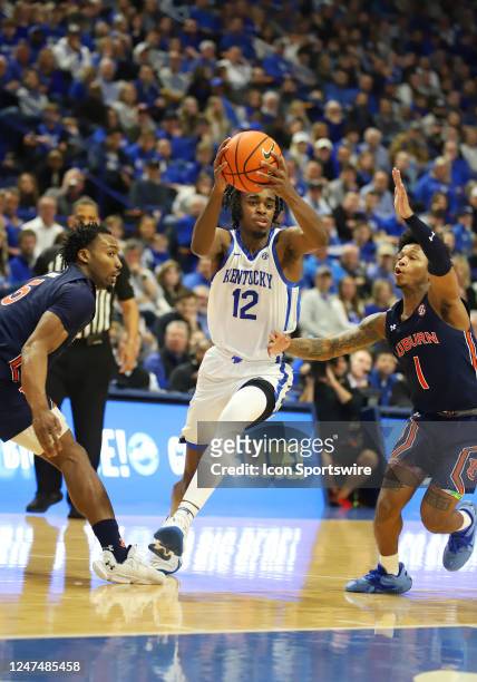 Kentucky Wildcats guard Antonio Reeves drives between two Auburn Tigers players in a game between the Auburn Tigers and the Kentucky Wildcats on...