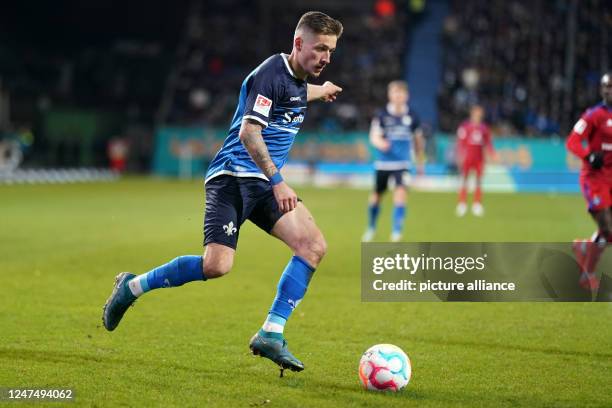 February 2023, Hesse, Darmstadt: Soccer: 2nd Bundesliga, Darmstadt 98 - Hamburger SV, Matchday 22, Merck-Stadion am Böllenfalltor. Darmstadt's Marvin...