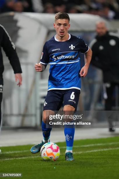 February 2023, Hesse, Darmstadt: Soccer: 2nd Bundesliga, Darmstadt 98 - Hamburger SV, Matchday 22, Merck-Stadion am Böllenfalltor. Darmstadt's Marvin...