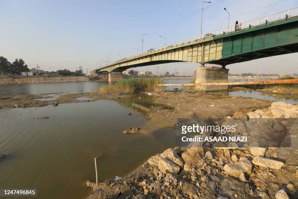 View shows the Euphrates river witnessing a sharp decrease in water levels, in Nassiriya on February 26, 2023. - Iraq's Tigris and Euphrates rivers...