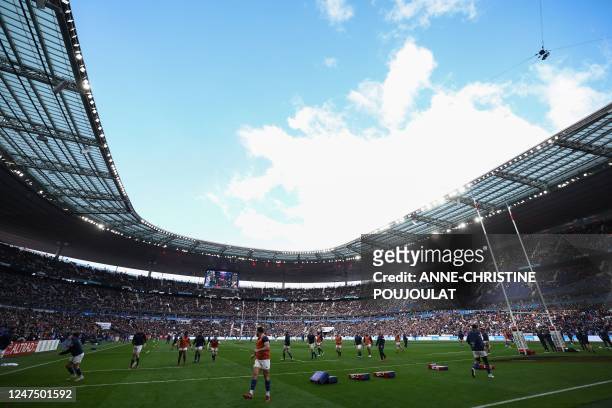 France and Scotland players warm up on the pitch prior to the Six Nations rugby union tournament match between France and Scotland at the Stade de...