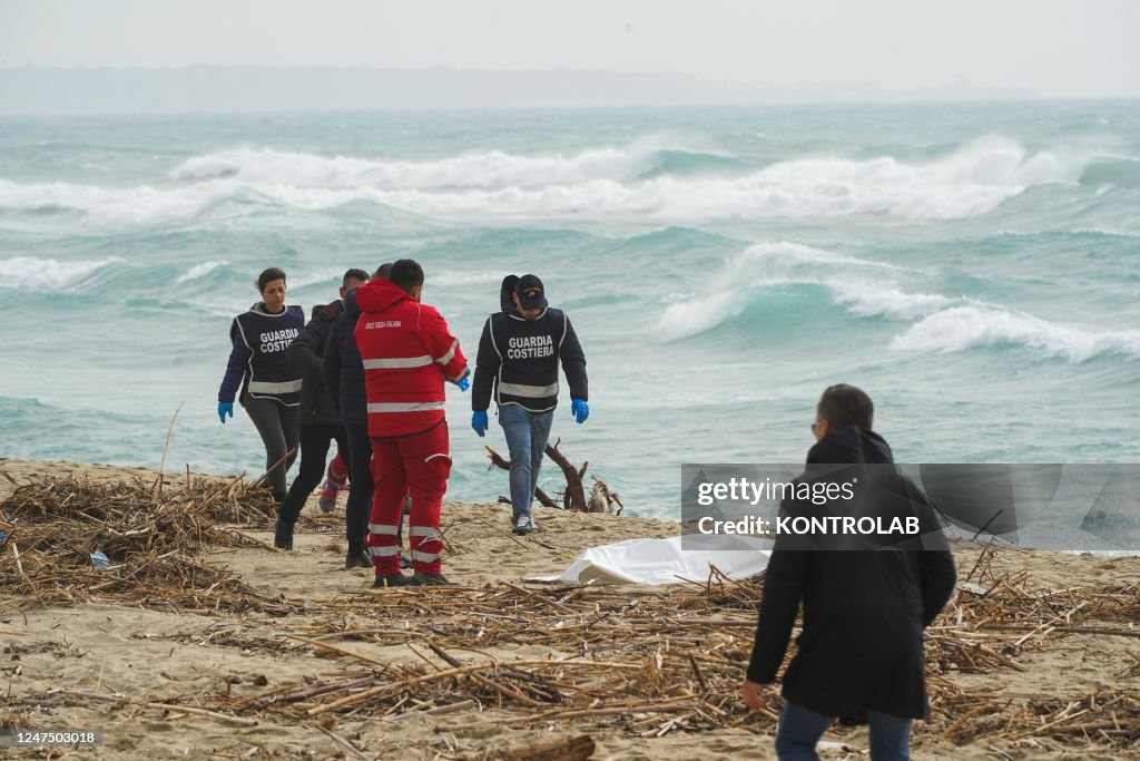 Agents of the Coast Guard, with volunteers from the Red...