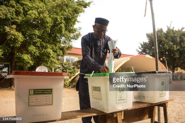 Man cast his vote during the Nigeria Presidential election at a polling station at the Federal Capital Territory, Abuja on February 25, 2023.