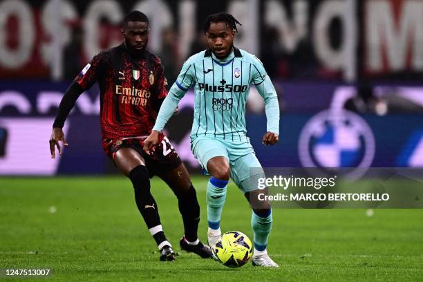 Atalanta's British midfielder Ademola Lookman outruns AC Milan's British defender Fikayo Tomori during the Italian Serie A football match between AC...