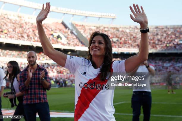 Former tennis player Gabriela Sabatini waves to fans before a match between River Plate and Arsenal as part of Liga Profesional 2023 at Estadio Mas...