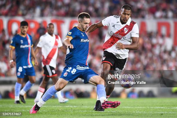 Felipe Peña of Arsenal fights for the ball with Salomon Rondon of River Plate during a match between River Plate and Arsenal as part of Liga...
