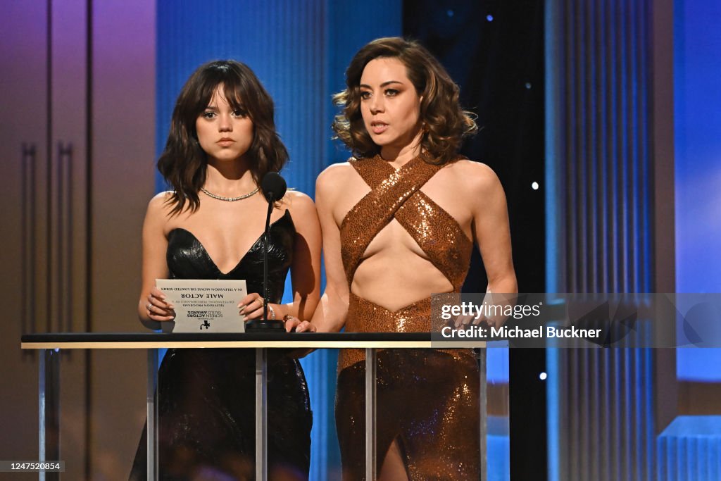 Jenna Ortega and Aubrey Plaza speak onstage at the 29th Annual Screen  News Photo - Getty Images
