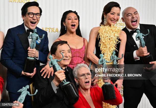 Actors Michelle Yeoh, Ke Huy Quan, Stephanie Hsu, Jamie Lee Curtis, James Hong, and cast pose with the award for Outstanding Performance by a Cast in...