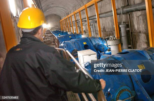 Un technicien regarde les turbines de la centrale hydraulique EDF de Grand Maison qui, avec 1.800 MGW, est la plus puissante de France, le 11 mai...