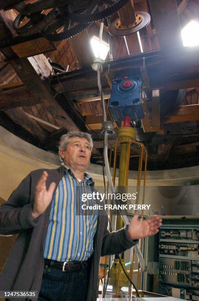 Michel Mortier pose, le 24 mai 2006 à Saint-Lyphard, dans le Moulin de la Fee, qu'il a transformé en aérogénérateur entièrement autonome qui produit...