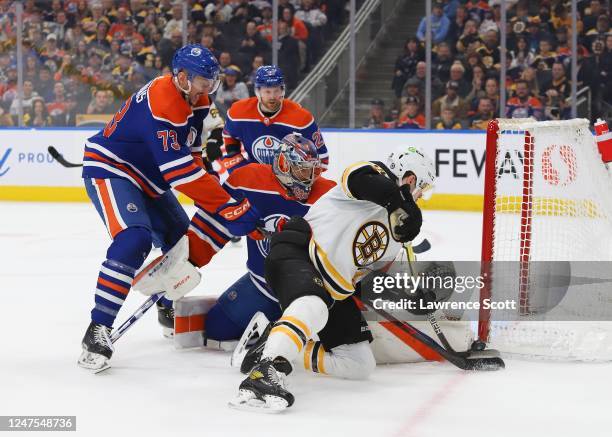 Brett Kulak of the Edmonton Oilers awaits a face-off during the game Photo d'actualité - Getty Images