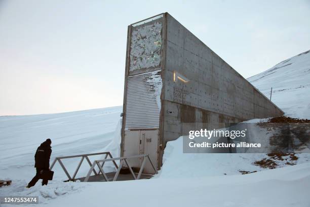 February 2023, Norway, Longyearbyen: An employee of the Nordic gene bank NordGen walks to the entrance of the global seed vault on Spitsbergen....