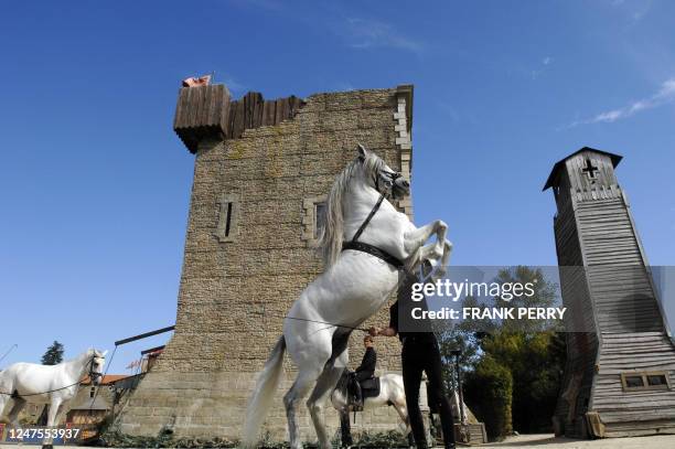 Photo prise le 13 septembre 2007 de dresseurs travaillant avec leurs chevaux au centre équestre du parc de loisirs du Puy-du-Fou aux Epesses. Une...