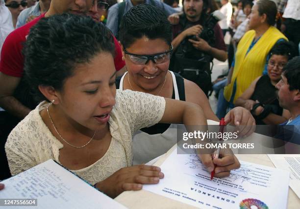 Lesbian couple is seen signing marriage vows during Valentine's day in Mexico City 14 February 2003. Una pareja de mujeres homosexuales firman la...