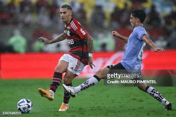 Flamengo's Uruguayan defender Guillermo Varela is challenged by Independiente del Valle's Argentine midfielder Lorenzo Faravelli during the Conmebol...