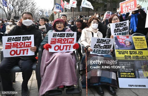 Yang Geum-deok , a South Korean victim of Japan's wartime forced labor, and former South Korean 'comfort woman' Lee Yong-soo , who was forced into...