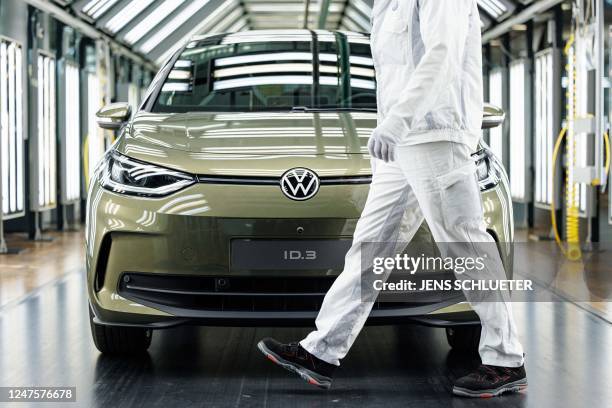 Employee presents the new model of the electric Volkswagen ID 3 car of German carmaker Volkswagen at the 'Transparent Factory' production site in...