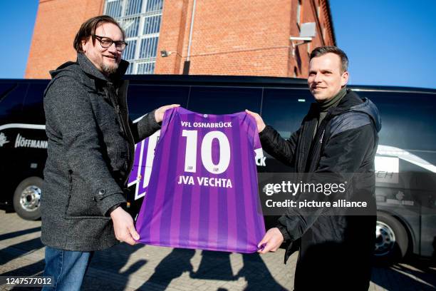 February 2023, Lower Saxony, Vechta: Michael Welling , managing director of VfL Osnabrück, and Sebastian Rüther, press officer of VfL Osnabrück,...