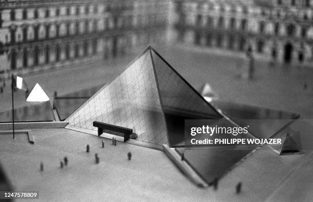 Chinese Pyramid Models 508 Louvre Pyramid Architect Stock Photos, High-Res Pictures, and ...