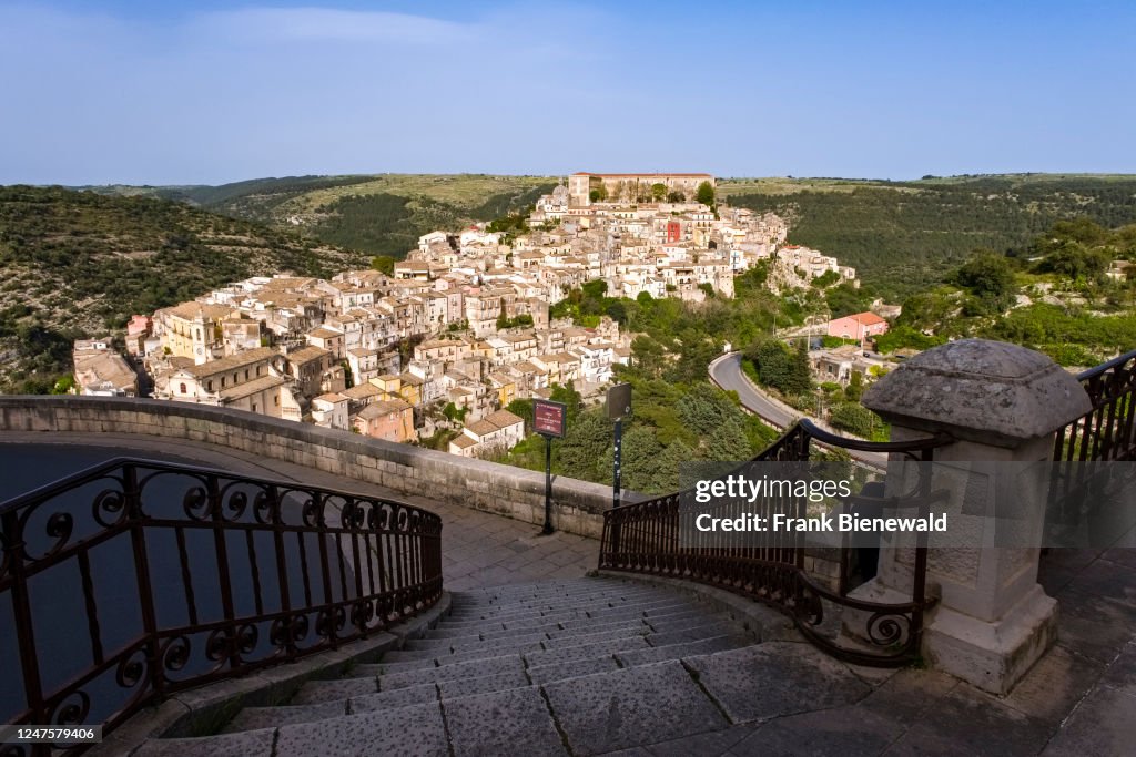 Foto Ragusa Aerial view of the Late Baroque town of Ragusa Ibla, perched on a ...