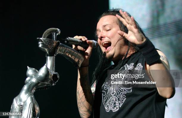 Jonathan Davis of Korn performs during Ozzfest 2003 at Cricket Pavilion on July 02, 2003 in Phoenix, Arizona.