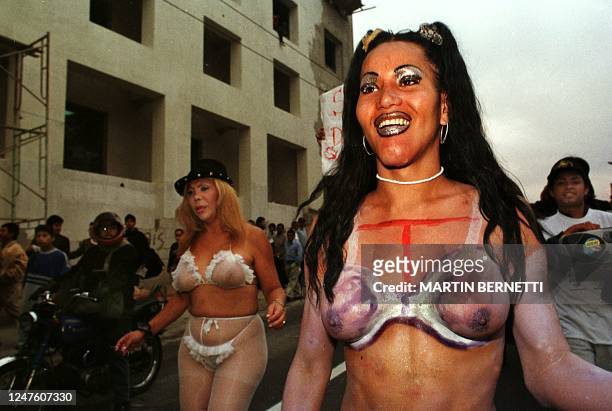 Transvestites march through Quito during the 50th anniversary of the Human Rights declaration. Un travesti no identificado desnudo baila en una...