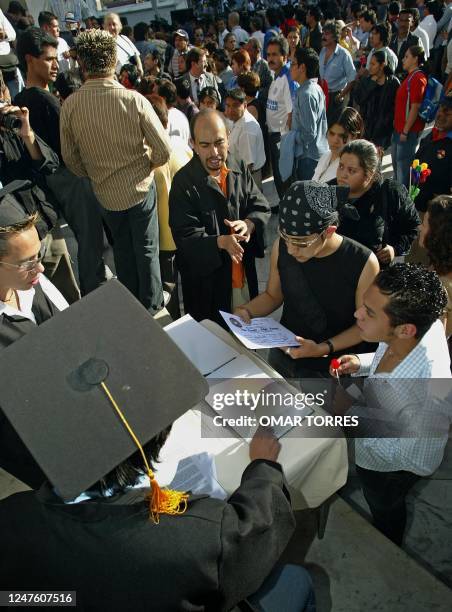 Dozens of homosexual couples sign symbolic marriage certificates during Valentines Day in Mexico City 14 February 2003. Decenas de homosexuales hacen...